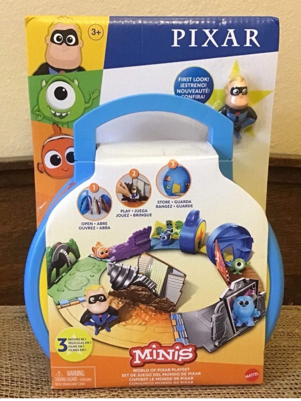 World of Pixar Collapsable Travel Playset w/one Mr. Incredible figure